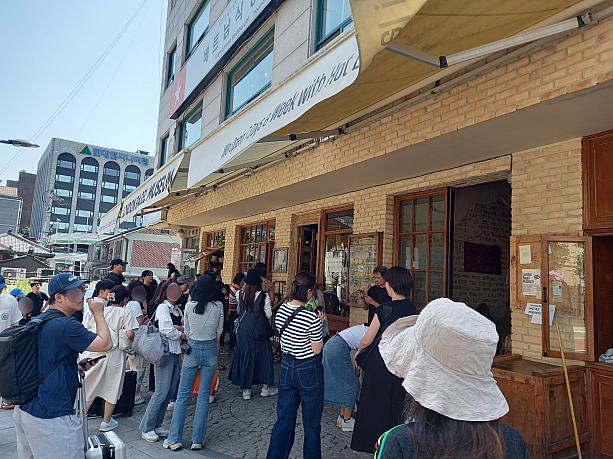 やはり一番行列がすごいのがベーグル専門店『ロンドンベーグルミュージアム』！平日もオープン前から大行列です。