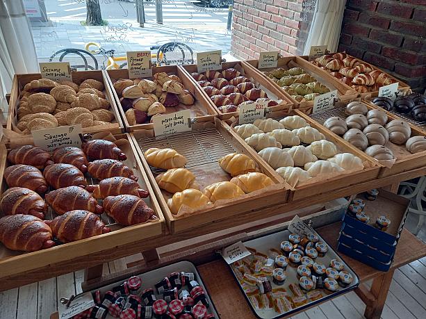 テイクアウトはすぐに入店。塩パンの種類も豊富でどれにしようか迷っちゃいます~。