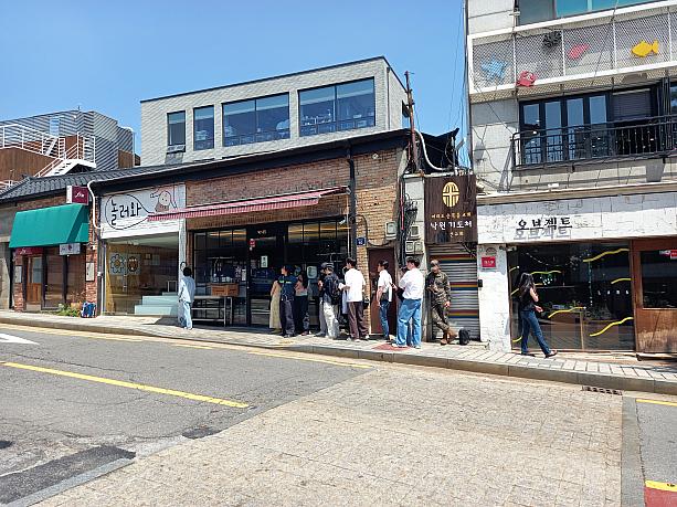 ミシュランビブグルマン店として知られるクッパ店『安岩』も行列~。そのほかにも行列店が点在している安国駅周辺、アツいっ！