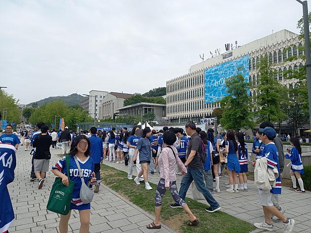 ソウルの有名私大、延世大学の前を通り過ぎようとしたら、青い人がいっぱい！