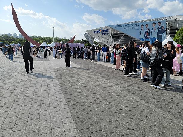 ここにも長い列が～。ここは、会場の外に作られたフォトゾーン。実は開始時間までほとんど残っていない時間なのにすごい列...