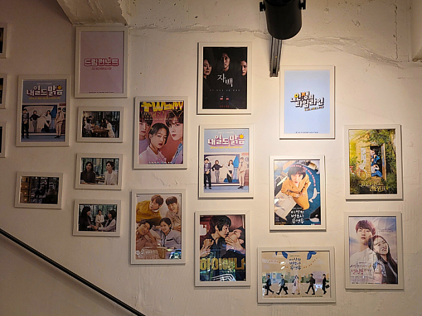店内には今まで撮影されたドラマが紹介されていました。たくさんありますね。（「ウ・ヨンウ弁護士は天才肌（22年）」、「愛はビューティフル、人生はワンダフル (19年)」、「30だけど17です(18年)」、「明日も晴れ(18年)」、「オー！マイベイビー ～私のトキメキ授かりロマンス～ (20年)」、「ハイエナ －弁護士たちの生存ゲーム－(20年)」）