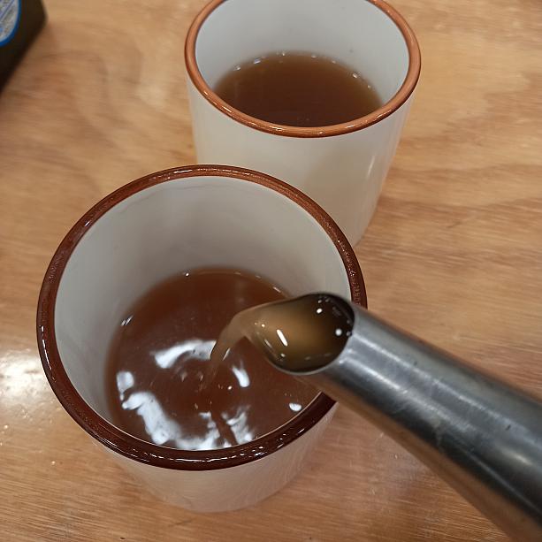 ずいぶん暑くなってきたソウル~！ふと冷麺が食べたくなって、久しぶりに五荘洞咸興冷麺通り（オジャンドンハムフンネンミョンコリ）へ~。<BR>通りというにはお店が減ってしまいましたが、咸興冷麺（咸興道の郷土料理。ジャガイモ粉を多く使った麺が特徴）の通りとして知られるところ！<BR>冷麺を注文すると、ユクス(ダシスープ）が出てきました。あったかくて、しっかり味がついていて、胃がおちつきます~。