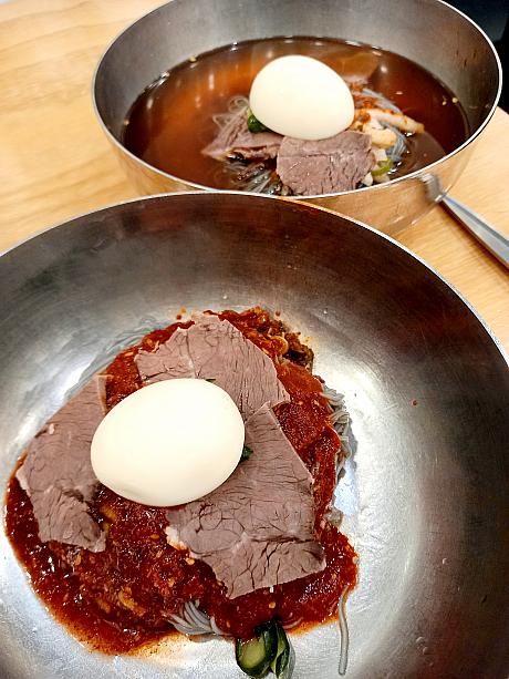 咸興冷麺といえば、フェ冷麺（辛く和えたガンギエイの刺身をのせた冷麺）ですが、今回はビビン冷麺と水冷麺にしてみました。