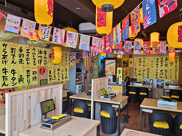店内の様子。日本語の手書きのメニューや旗やポスターなど、、「これでもかっ」というくらい強烈に日本を押し出す感じが、、逆に新鮮でした。