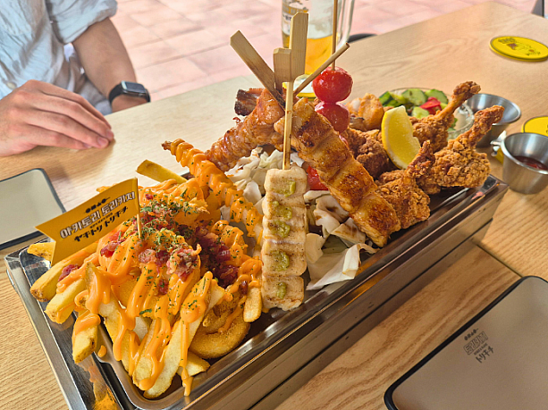 「焼き鳥特選セット」を注文したら、、、焼き鳥よりもフライドポテトやチキン唐揚げなど、、それ以外のメニューがいっぱいでちょっとびっくりしました。