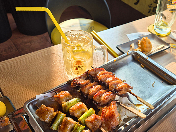 追加でネギマ、手羽先っぽい焼き鳥とハイボールを注文。ハイボールはストロー付きなのが日本と違って印象的でした。日本っぽいけれどどこか韓国ナイズされていておもしろかったです。
