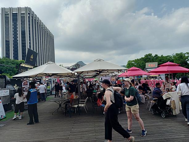 世宗路公園にKフードを中心に約１５のトラック屋台がずらり~！野外テラスで皆さん楽しんでますネ~＾＾