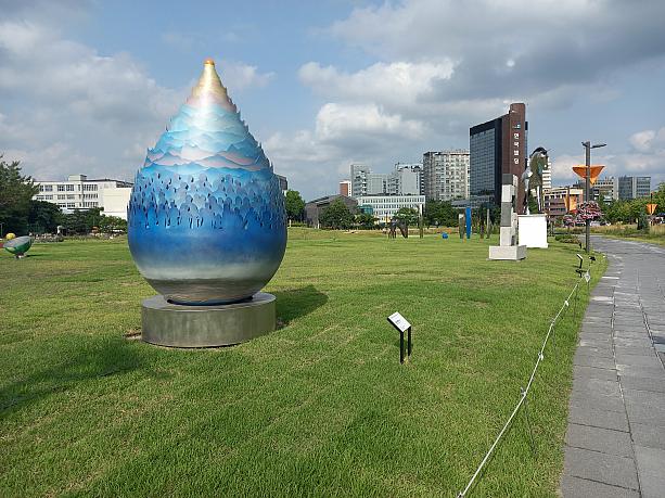 公園は自由に行き来できるので、散歩がてら作品も観覧できちゃいます！