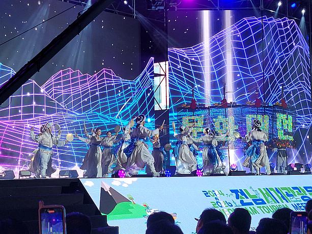 韓国の伝統舞踊も～。これ以外にもいろいろ式前公演もおもしろかった～