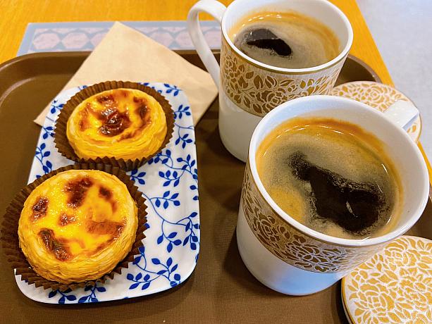 さらに店内でいただこうと追加でエッグタルト2個注文して、コーヒーとともにいただきました～＾＾香りと風味とサクサク感が抜群でした＾＾おいしかった！