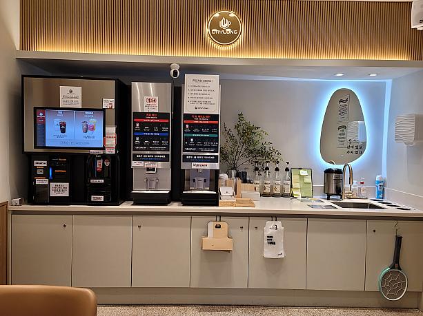 セルフでコーヒーの料金を払って入れるシステム～。コーヒーの味はまあまあだけど、店員の目を気にせず気楽に自由に居られる雰囲気が人気です～