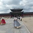 王宮の正門である光化門（クァンファムン）を入ると、います、います~＾＾韓国の伝統衣装『韓服（ハンボッ）』姿の方たちが~。