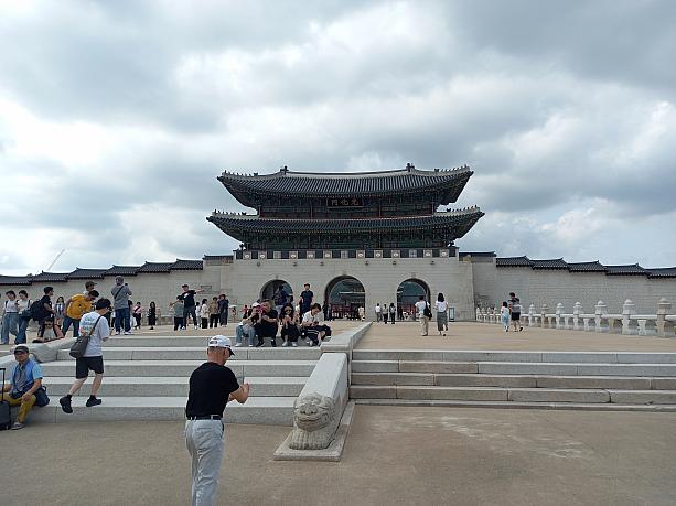 朝鮮時代の王宮、景福宮（キョンボックン）。今日もたくさんの観光客が訪れています~！