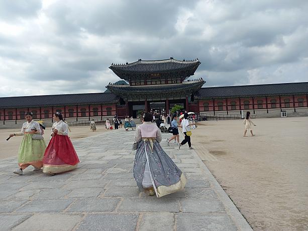 王宮の正門である光化門（クァンファムン）をくぐると、います、います~＾＾韓国の伝統衣装『韓服（ハンボッ）』姿の方たちが~。