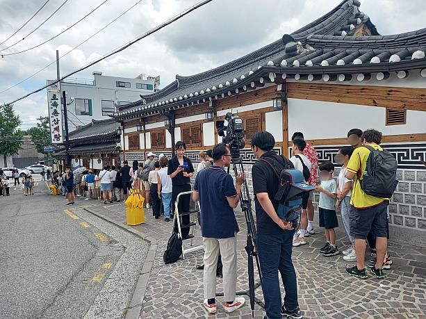 地元のメディアも数社来てました~。皆さん、参鶏湯を食べて夏の暑さでバテないように~！