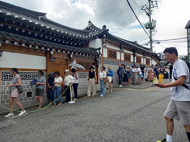 韓国では伏日にスタミナ料理を食べる習慣があります。<br>ソウル市内の参鶏湯の老舗、土俗村参鶏湯前にはすごい行列~。