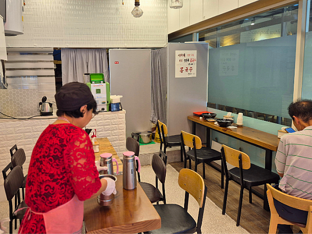 女性オーナー（左）が調理から片付けまですべて１人で切り盛りしていました。