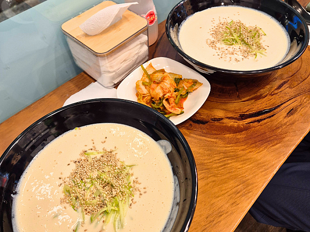 韓国産大豆を店舗で直接挽いて作ったというコングクス（豆を挽いてトロリっとなった豆汁に茹でた麺を入れて食べる料理）を注文。