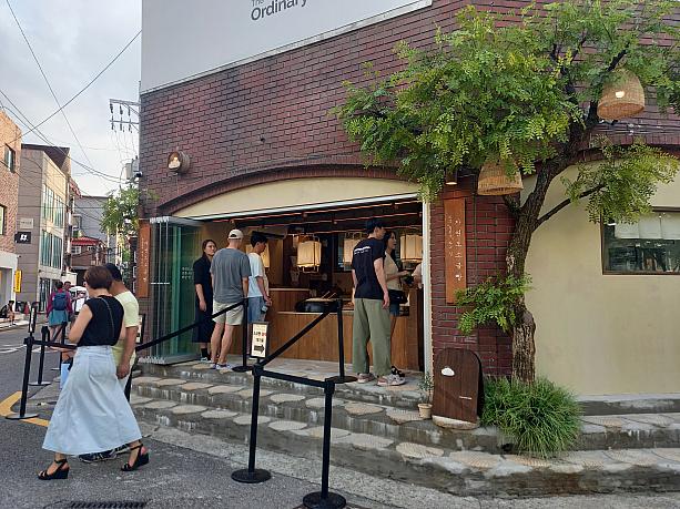 さらに歩いていると、益善洞や聖水でも行列の塩パン屋さんが弘大にも~！今のところ、行列も少ないので買いやすそうですー。