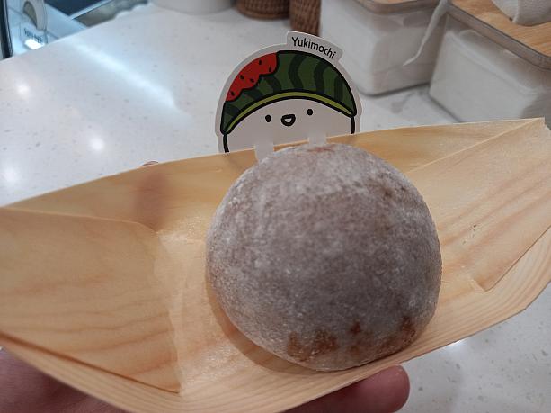 これ！カットして写真を撮ろうと思ったのですが、硬くて切れず…仕舞には木製フォークが折れ…写真は断念。<BR>結局かぶりつくと、中にパリパリのカダイフとピスタチオ、その周りにチョコレートアイス、最後にお餅という構造。<BR>カダイフのパリパリとした食感が楽しいのと、チョコレートジェラートが美味しい~。<BE>地元の人も、ナビたちみたいに、通りすがりに『お！話題のドバイチョコレート？！』と入店する人が多かったです~。