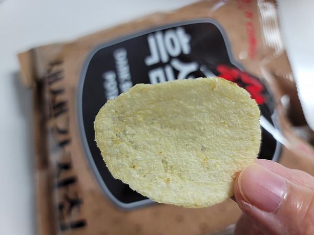 味の方は・・・黒砂糖ポテトチップは、ほとんどポテトの味が強いけど、ほのかに香る黒砂糖の香りとなんとなく甘い味が残る感じ～。