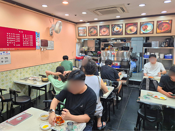 店内の様子。結構お客さんが入れ代わり立ち代わり入ってきていました。
