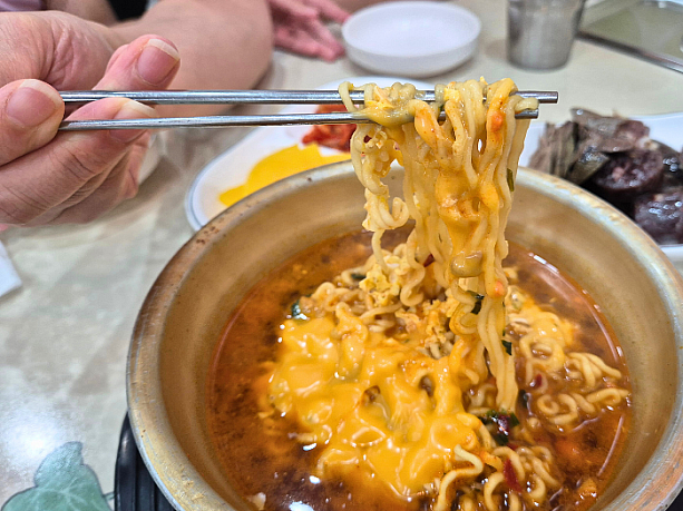 チーズとピリ辛のスープが絶妙に合うラーメン。