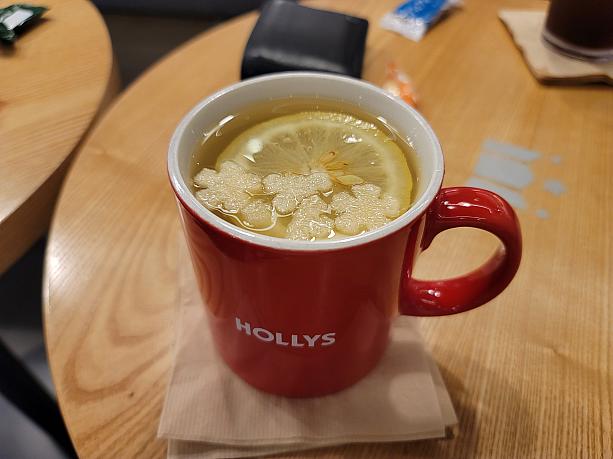 夏限定メニューのジンジャーレモンティー。冷たいものの食べすぎはよくないので、これはホットで＾＾カフェでほっと一息入れて、楽しい夏のひととき～♪