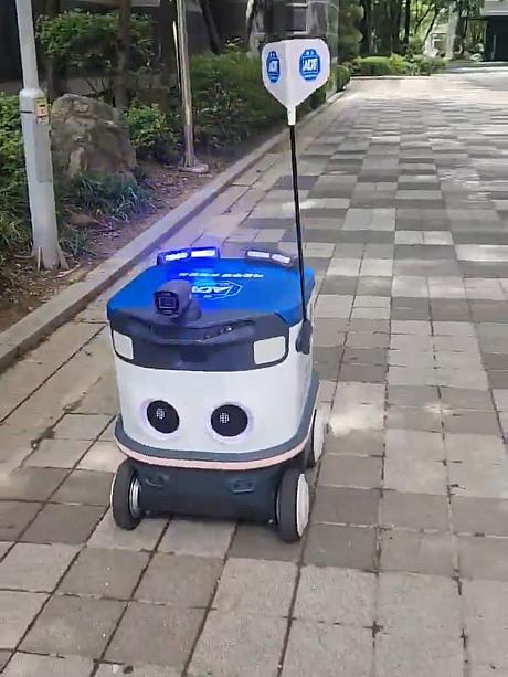 団地内をパトロールするロボットでした～。なんか防犯カメラもついているみたい！