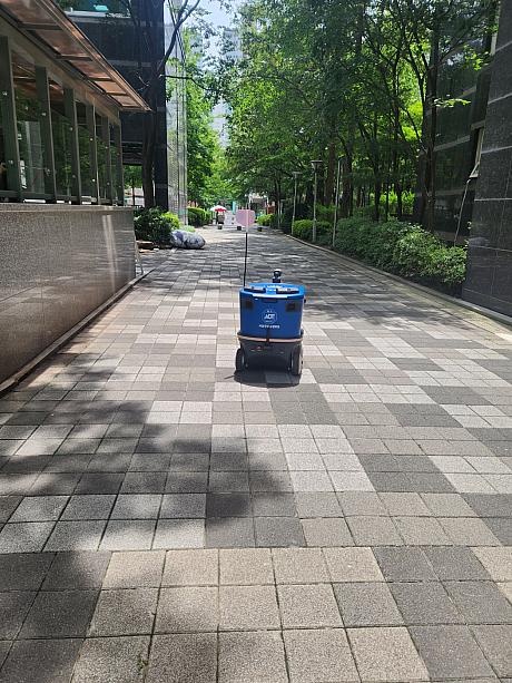団地内を変な物体が移動しています・・・