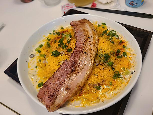 豪快にサムギョプサルがのったカルボナーラ風の麺！
