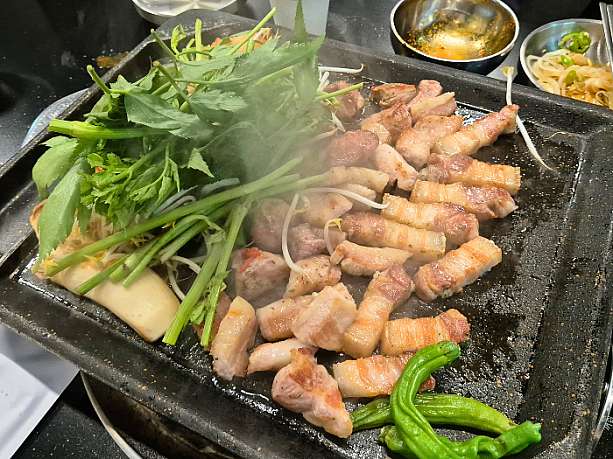 盛り合わせセット（（オギョプサル（豚バラ＋皮））、肩ロース、豚トロ）を注文。一緒に焼いているセリやキムチとの相性バッチリです。