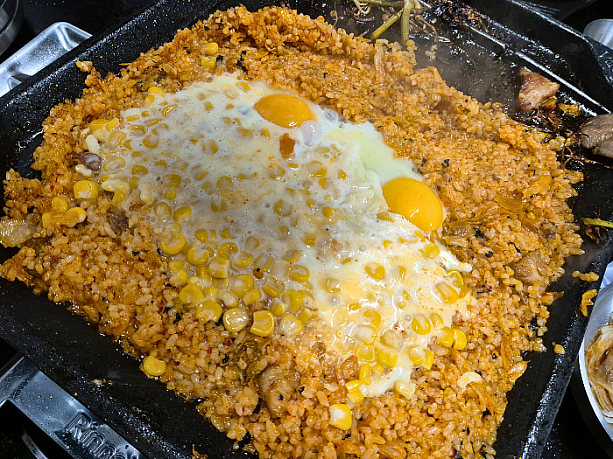 そして最後に「ポックムパブ（炒飯）＆コーンチーズ」も注文。お腹パンパンになるまで食べてきました。