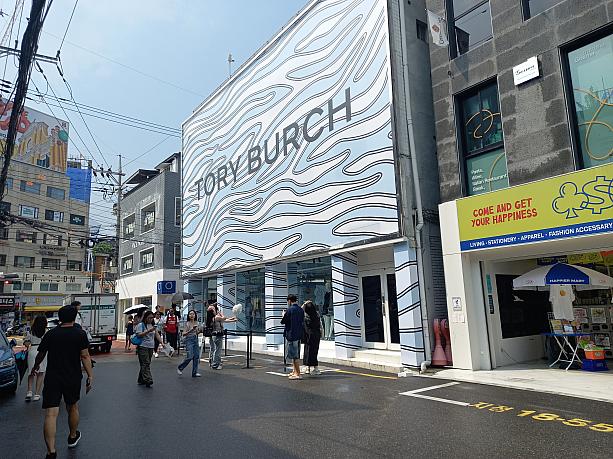 ポップアップが多いことでも知られる聖水！TORY BURCHは遠くから見ても一目でわかります＾＾