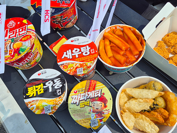 プールの休憩時間にいろいろなカップラーメンやトッポギ、ティギム（韓国式天ぷら）、チキンなどで腹ごしらえ～。