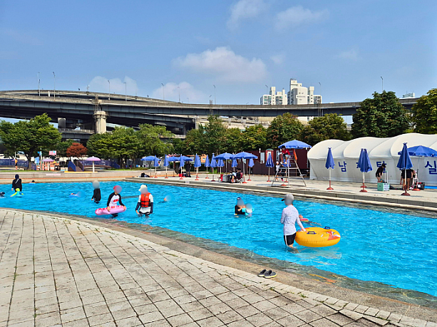 プールは、水深0.４ｍ～0.6ｍの子供向けから、、。