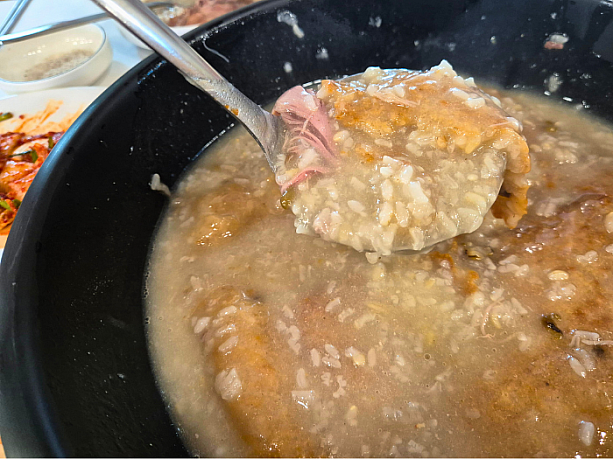 お焦げとお肉のエキスたっぷりのスープでおいしさ倍増です。