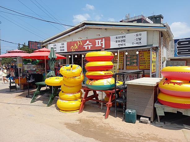 アクアシューズ、水着、浮き輪、帽子などなど、ビーチ用品いろいろ売ってます~。
