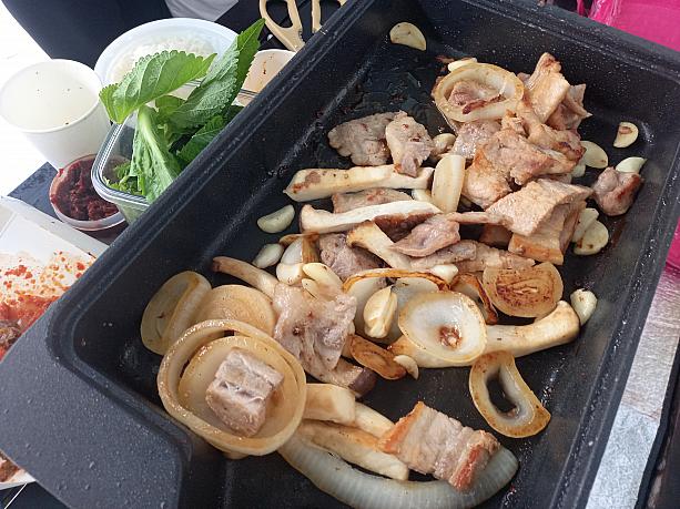 屋外だとメニューはだいたい焼肉！今回は豚サムギョッサルとモクサル（首周りの肉）！