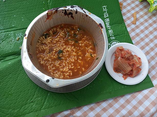 やっぱりラーメンは欠かせません＾＾この後、トッポッキとオムクタン（練り物スープ）に果物にお菓子に…食べまくりのナビ一行でした＾＾