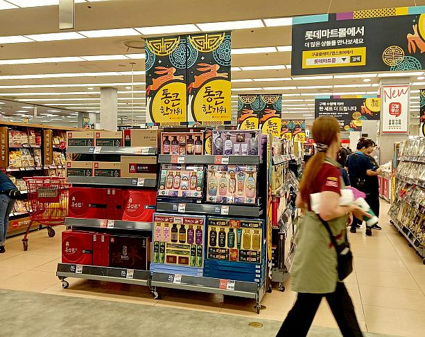 来週の火曜日(9/17)は韓国の名節、秋夕（チュソク）！<br>秋夕といえば、帰省ラッシュのほか、贈物商戦で流通業者が大忙し！デパートや大型マートにも秋夕の贈物コーナーが特設されます！<br>贈物の定番といえば、シャンプーやソープなどの生活用品セットやツナ缶、オイル系、高麗人参商品などなど~！