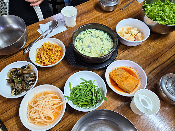 メニューを注文するとケランチム（韓国風茶わん蒸し）と共にカジナムル（ナスナムル）、コンナムル（豆もやしのナムル）、プチュ（ニラ）、ムセンチェ（大根ナムル）、サンチュ（サニーレタス）などのパンチャン（おかず）類が出てきます。