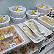 わあ！本当に全部買って揃えられるぐらい何でもあります～！お魚などの焼き物、汁物も売ってる～！