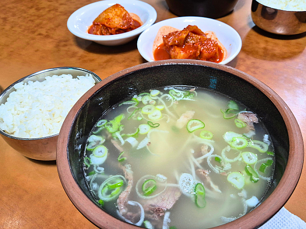 ソルロンタンの登場。さっぱり系の半透明のスープが食欲をそそります。