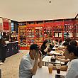 店内の一角にはこれ！韓国のラーメン。ラーメン調理機が設置され、イートインも可能！