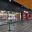 アメリカからやってきたバーカー店『FIVE GUYS』もオープン！