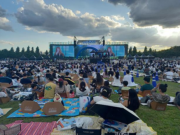 今年２回目となる『モモコン』は９月の最終土日に行われました！<BR>SMのアイドルグループのRIIZE（ライズ）から、ジャイアンティ、ギュヒョン、ソン・シギョン、ピ＆パク・ジニョンまで~<BR>人気のアーティストが２日間に渡って会場を盛り上げました！