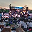 スタンディングゾーンの周りはピクニックゾーンとなっていて、ピクニックシートを引いて、のんびり観覧できるのもモモコンの魅力~。