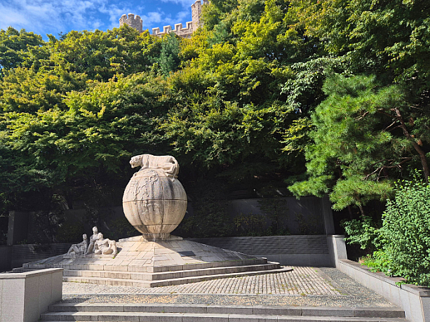 虎像。1965年に在学生の基金により建てられています。「世界に号令せよ」という高麗大生の気迫を見せる大学の象徴です。